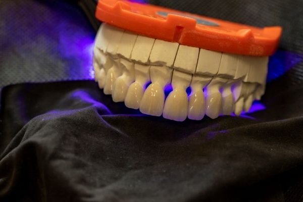 Zirkonyum Kaplama Nedir? Kimler Tercih Etmelidir?